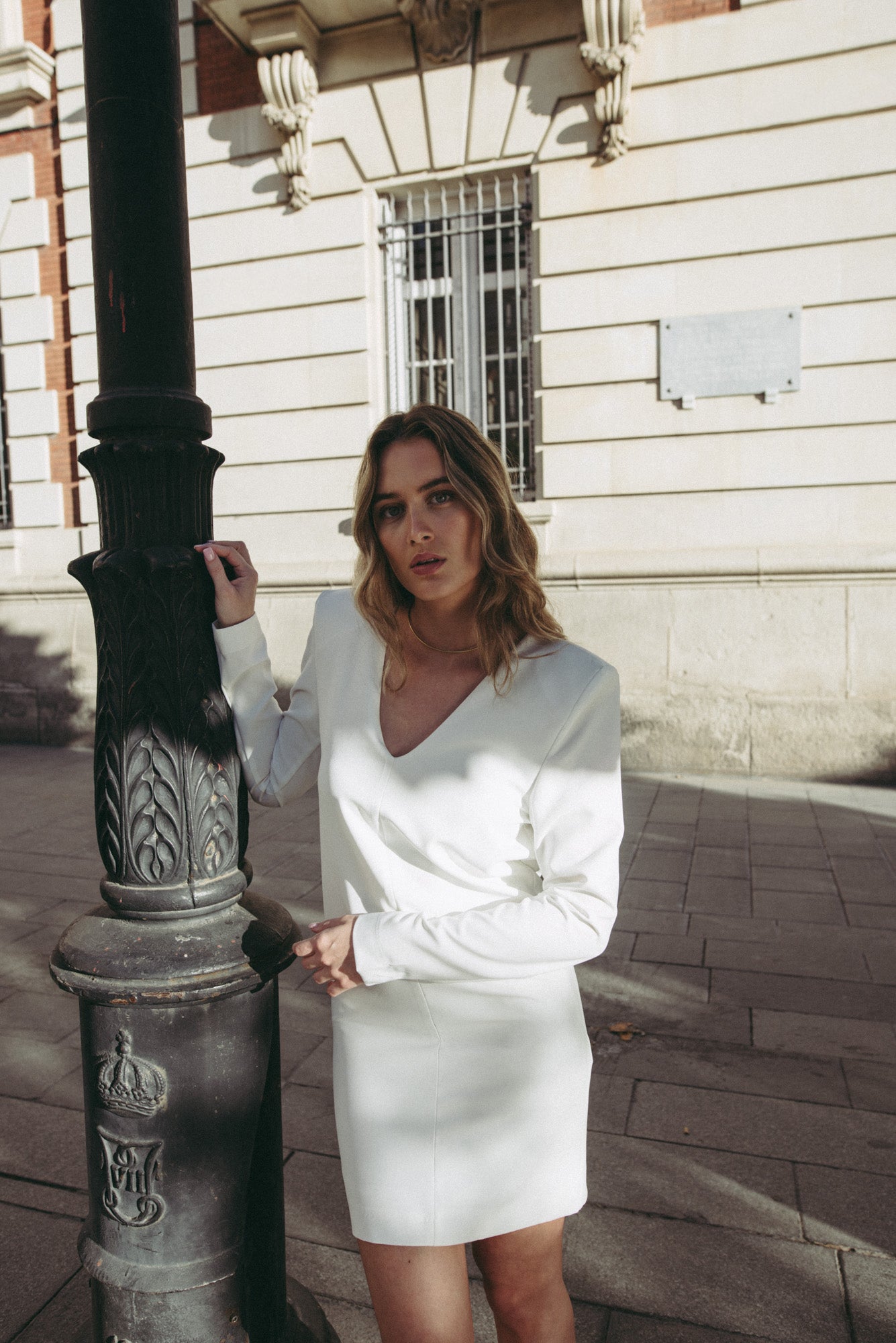 Vestido Mini com Ombreiras